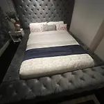 Дерев'яний котедж Charming Retreat