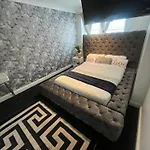 Дерев'яний котедж Charming Retreat