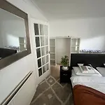 Дерев'яний котедж Charming Retreat Лідс