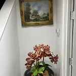 Дерев'яний котедж Charming Retreat