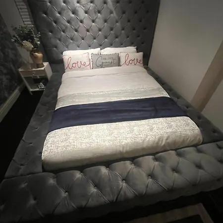 Дерев'яний котедж Charming Retreat