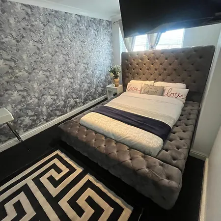 Дерев'яний котедж Charming Retreat