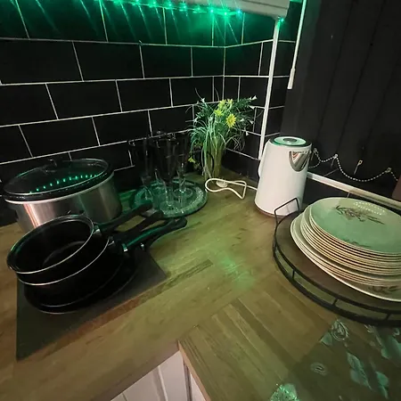 Дерев'яний котедж Charming Retreat