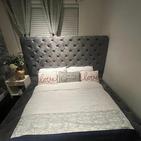 Деревянный коттедж Charming Retreat *