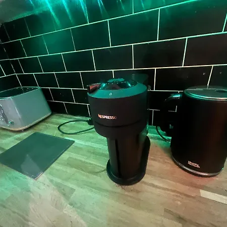 Дерев'яний котедж Charming Retreat *