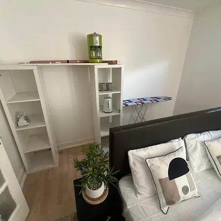 Дерев'яний котедж Charming Retreat *