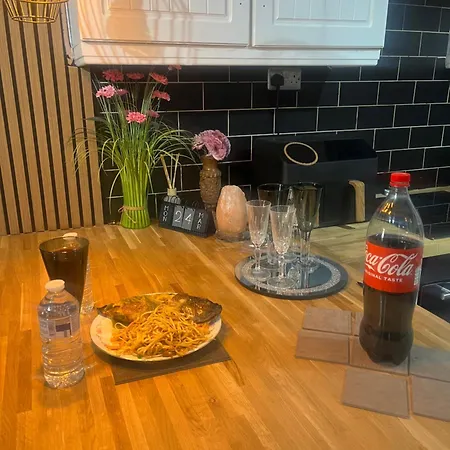 Дерев'яний котедж Charming Retreat