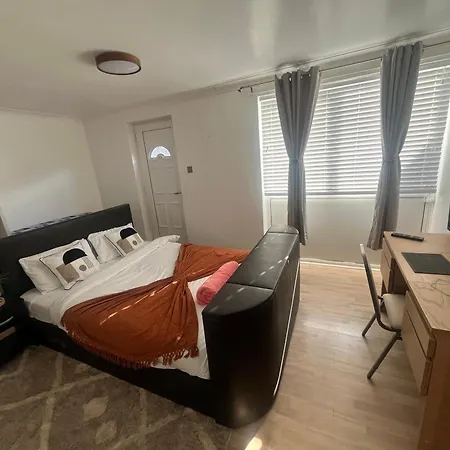 Charming Retreat Lodge Leeds (West Yorkshire)